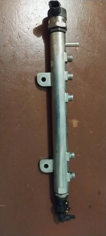 TUBE DE DISTRIBUTEUR CARBURANT RAMPE D'INJECTION FIAT- MERCEDES