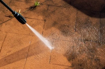 Nettoyage après pluie de sable