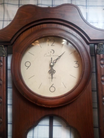 Montre murale avec pendule en bois rouge