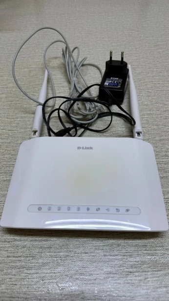 Routeur Wi-Fi ADSL D-Link DSL-2750U avec alimentation et câbles
