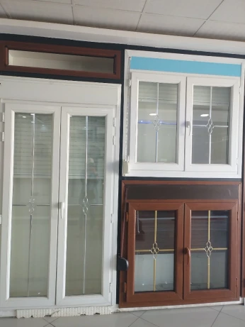 des porte et des fenetres et une porte fenetres