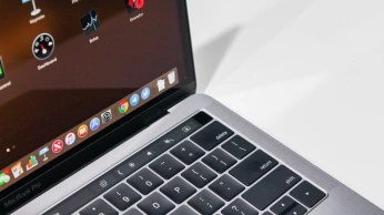 MACBOOK PRO RETINA 15.4 TOUCHBAR 2017 I7 2.8GHZ 16GO 512GO SSD AMD RADEON PRO 555 2GO