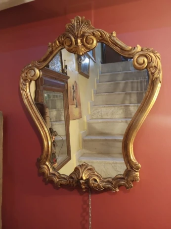 Miroir en bois style Louis XV doré à la feuille d'or