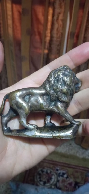 Lion en cuivre ancien