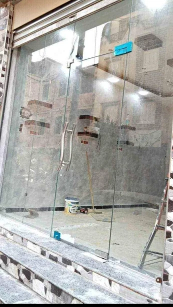Montage séparation et réparation de verre vitrine cabine balcon bureau