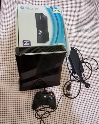 Vends Xbox 360 slim 250 GO + 1 manette avec fil - sans flash - sans Glitch