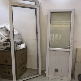 porte de cuisine plus une fenêtres très bonne état
