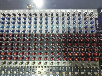 A VENDRE CONSOLE PEAVEY 32 FX