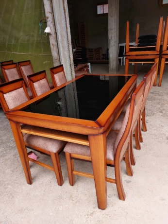 Table salle à manger en bois hêtre 6 chaies et 8 chaies