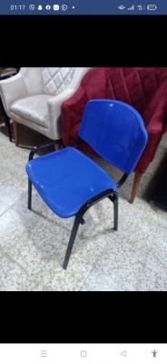 Chaise en plastique italien/ socle local 