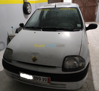 سطيف-الجزائر-سيارة-صغيرة-renault-clio-2-1999