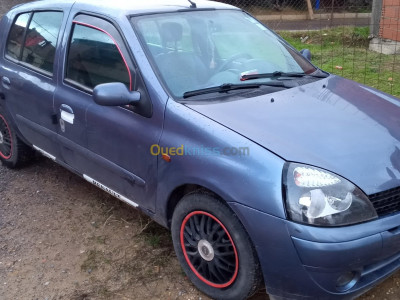 المدية-أولاد-إبراهيم-الجزائر-سيارة-صغيرة-renault-clio-2-2001