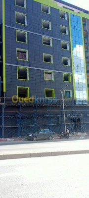 construction-travaux-amenagement-en-alucobond-et-mur-rideau-verre-facade-commercial-alger-centre-algerie
