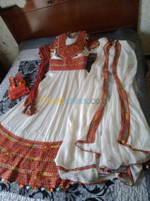bejaia-sidi-aich-algerie-tenues-traditionnelles-robe-kabyle-compléte