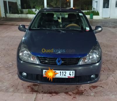 souk-ahras-algerie-berline-renault-symbol-collection-2012