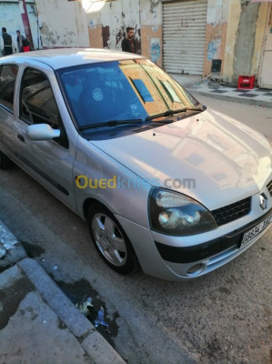 غليزان-الجزائر-سيارة-صغيرة-renault-clio-2-expression-2002