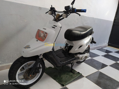 khenchela-algerie-motos-scooters-booster-yamaha-2010