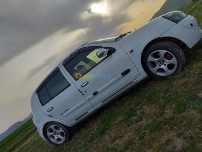 tizi-ouzou-algerie-citadine-renault-clio-2-extreme-2002