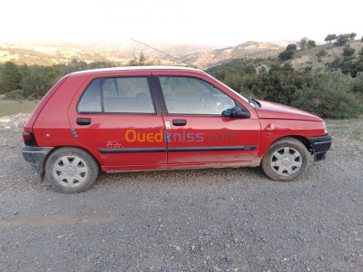 المدية-تابلاط-الجزائر-سيارة-صغيرة-renault-clio-1-1996