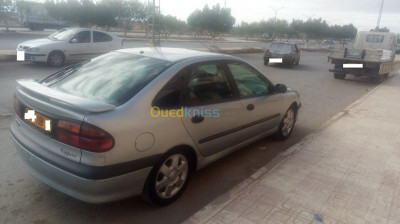 المسيلة-المطارفة-الجزائر-صالون-سيدان-renault-laguna-1-1998