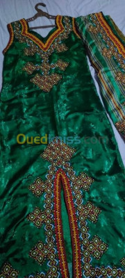 alger-bab-ezzouar-algerie-tenues-traditionnelles-robe-kabyle