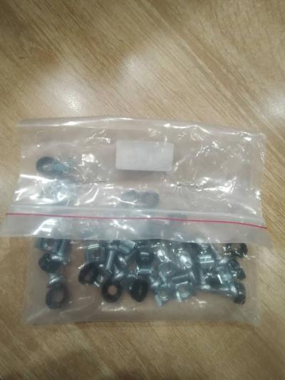 Jeu de vis pour la fixation des éléments de -armoire de brassage