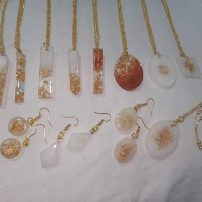 colliers-pendentifls-سلسلة-مع-أقراط-من-الريزن-bordj-el-bahri-alger-algerie