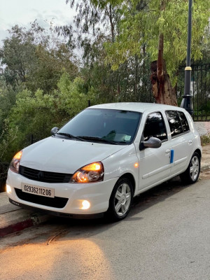 voitures-renault-clio-campus-2012-bye-bejaia-algerie