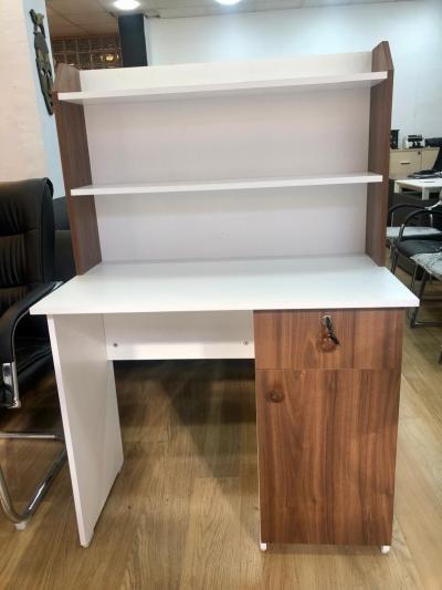 Bureau pour enfant avec étagères intégrées