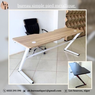 Bureau simple avec piétement métallique, plateau en Bois clair ou   Noir