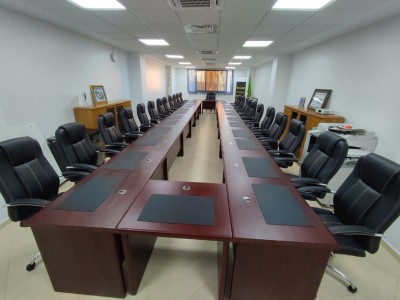 Table de réunion moderne en MDF avec repose-mains en similicuir et passe-câbles intégrés