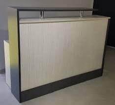 comptoir d'accueil  élégant avec des tiroirs