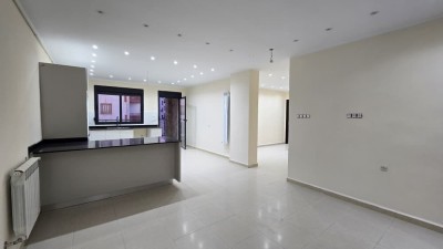 بيع شقة 4 غرف وهران وهران