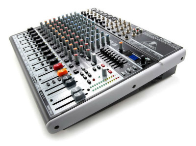 algiers-kouba-algeria-mixing-console-table-de-mixage-behringer-xenyx-x1832u