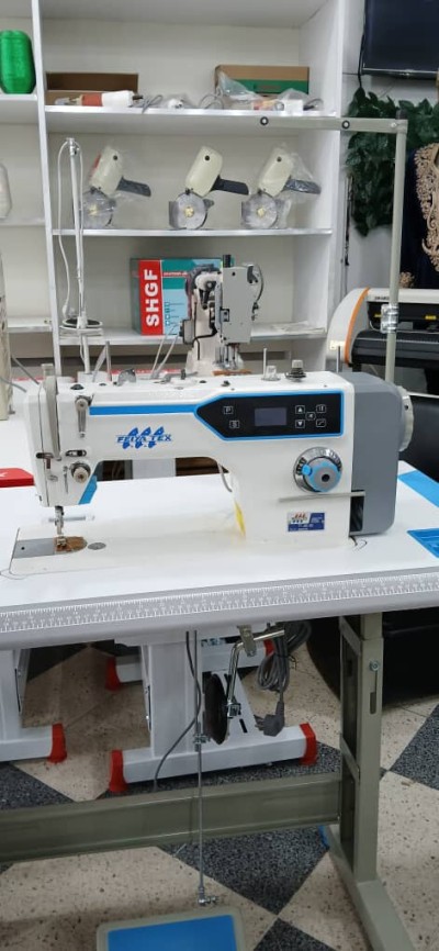 Machine a coudre avec coupe fil 