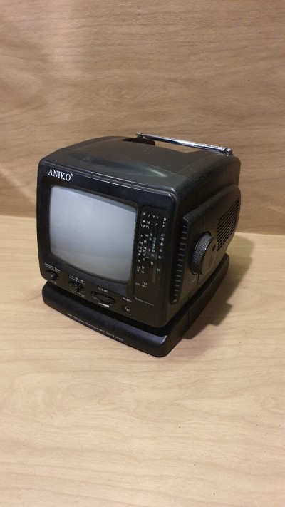 Mini téléviseur portable Aniko Japan avec récepteur radio AM/FM, modèle TV-328.