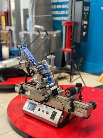 Étiqueteuse automatique à table pour produits plats