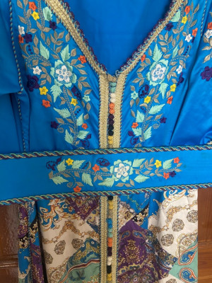 tenues-traditionnelles-caftan-algerien-avec-ceinture-mohammadia-alger-algerie