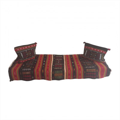 Couvre-lit avec taies d'oreiller, confectionné de façon traditionnelle et à la main.