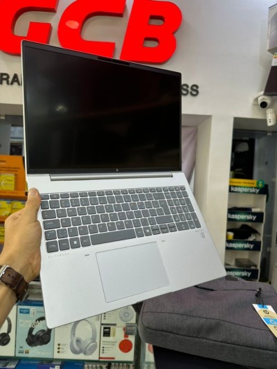HP ELITEBOOK 665 G11 AMD Ryzen 7 Pro 7735 16Mo RAM 16GB 512GB SSD 16" FULL HD TACTILE