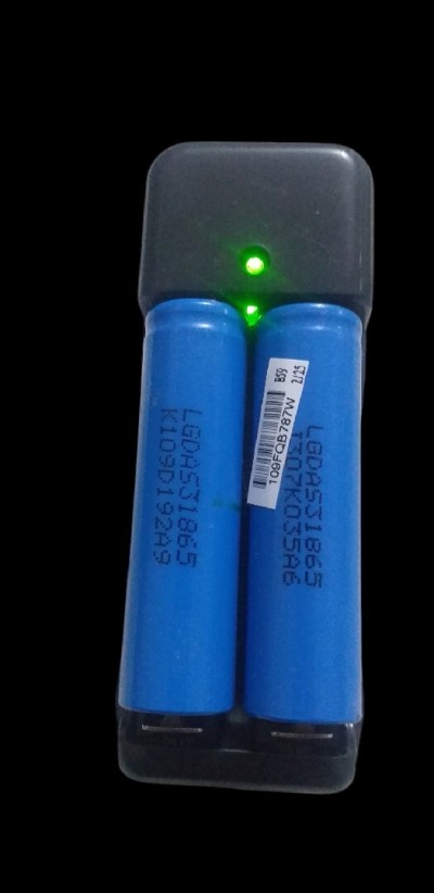 Chargeur de  piles  lithium 18650 #chicha# 