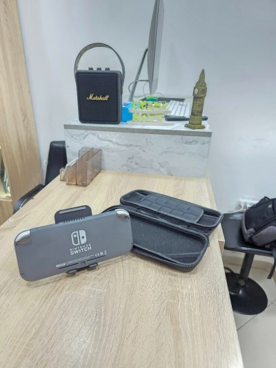  Nintendo Switch Lite 5.5" (2022) Flashée avec accessoires et plein de jeux
