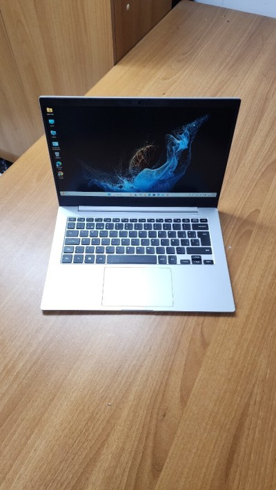 Galaxy book 2 Go Snapdragon 7c plus 2,40Ghz 4Go 128 SSD UHD GRAPHICS ecran 14 FHD LED Display QWERTY