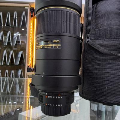 Nikon 300mm f4 en excellent etat comme neuf avec deux bouchons parasoleil .