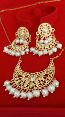 طقم-مجوهرات-parure-en-perles-de-culture-et-plaque-or-xd-garantieطاقم-من-الجوهر-الحر-والبلاكيور-المحمدية-الجزائر