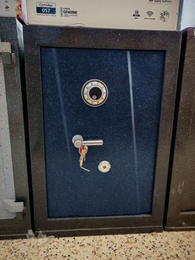 Coffre fort 80cm avec sérrure + combinaison