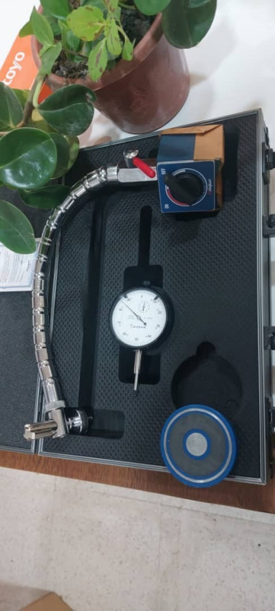 cofret pied magnitique et montre comparateur marque DASQUA 