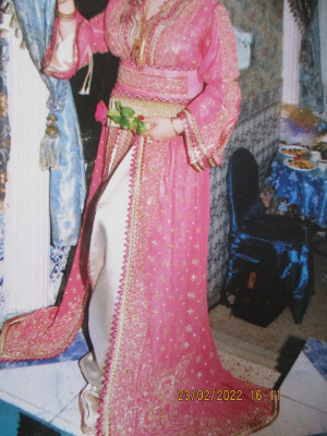 tenues-traditionnelles-caftan-fait-a-la-main-batna-algerie