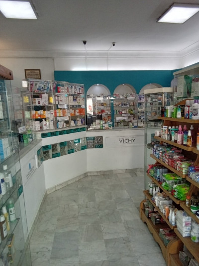 medecine-sante-vendeur-se-en-pharmacie-hydra-alger-algerie