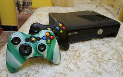 consoles-xbox-360-slim-flash-et-glitsh-avec-2-manette-rouiba-alger-algerie